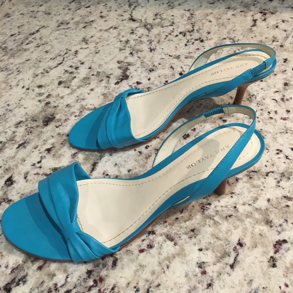 EUC Ann Taylor Teal kitten heel sandals